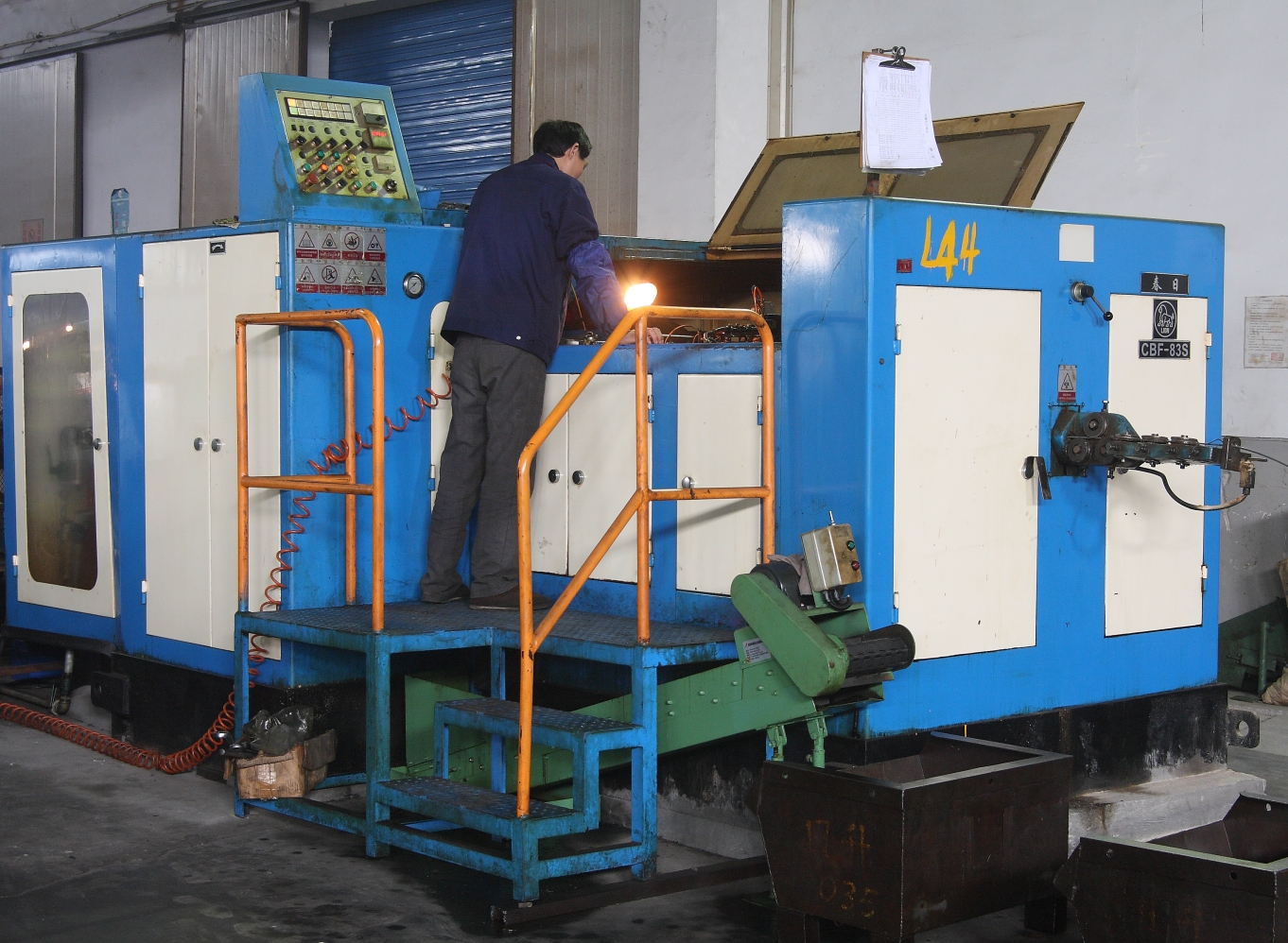 名称: 多功位冷镦机