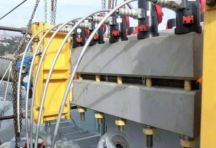 液压拉伸器同时预紧螺栓组